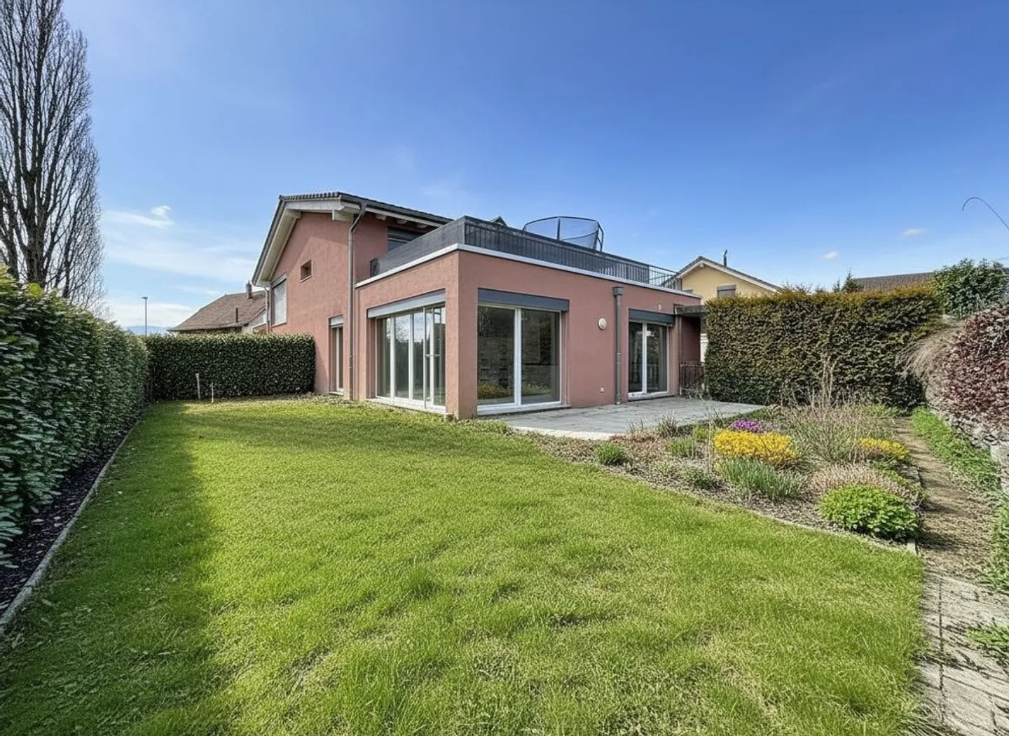 Garden-level apartment with large sunny garden, a rare art of living - Photo 1 of 8