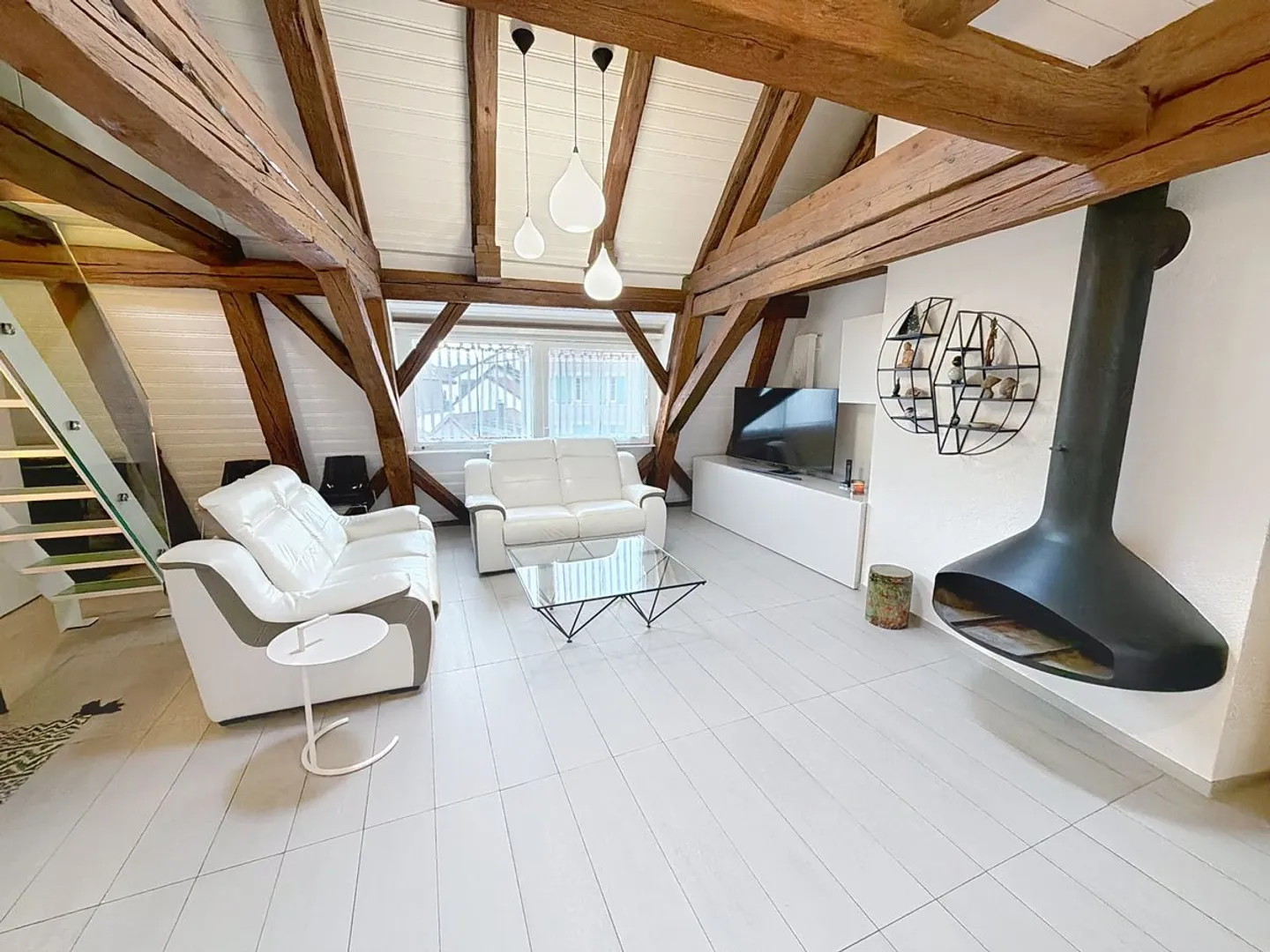 Magnifique appartement au centre de Peseux. Calme, sérénité à 2 pas des transports des écoles et des commerces. - Photo 2 sur 13