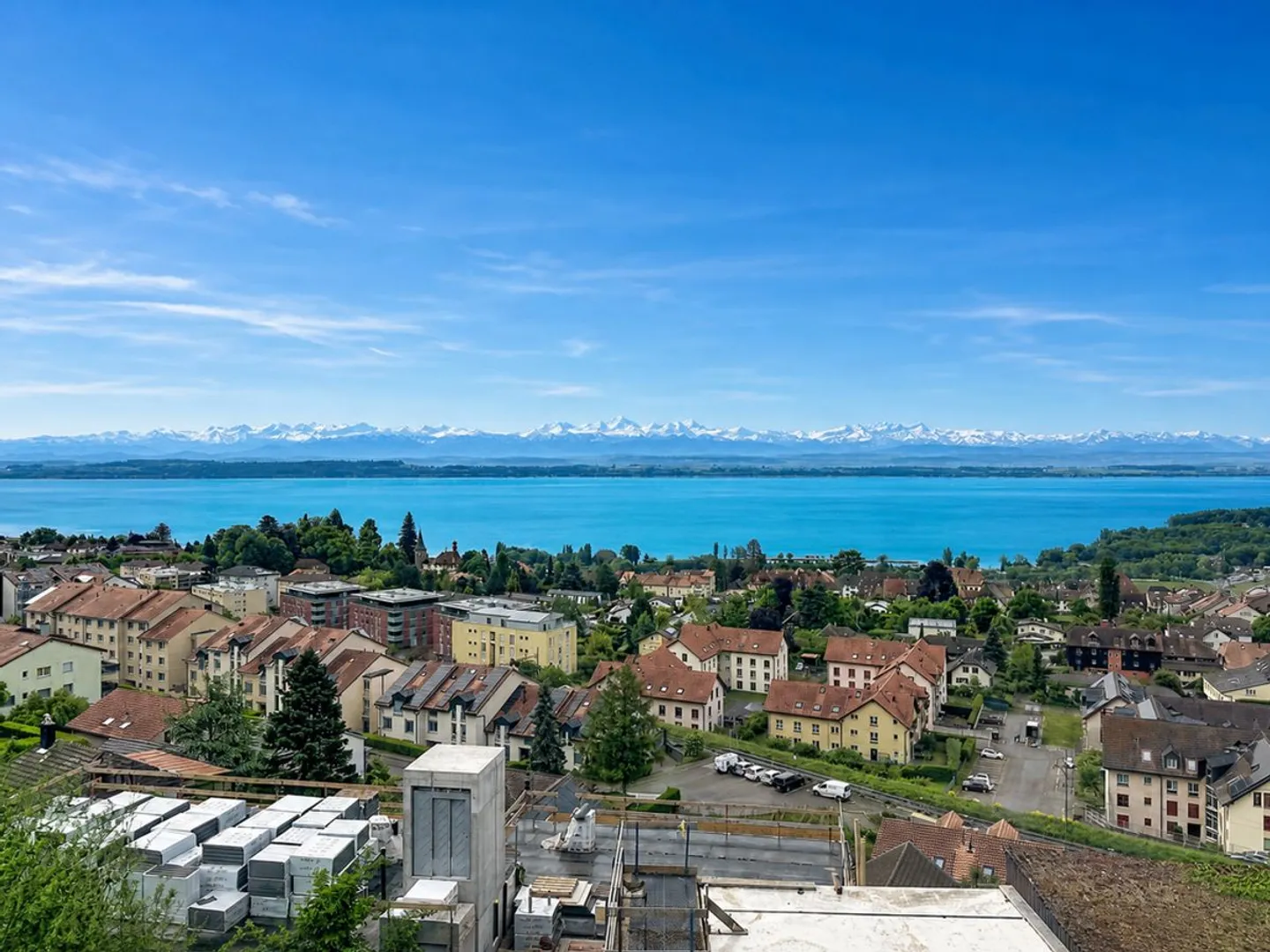 New 3.5-room apartment with panoramic lake view - Photo 2 of 5
