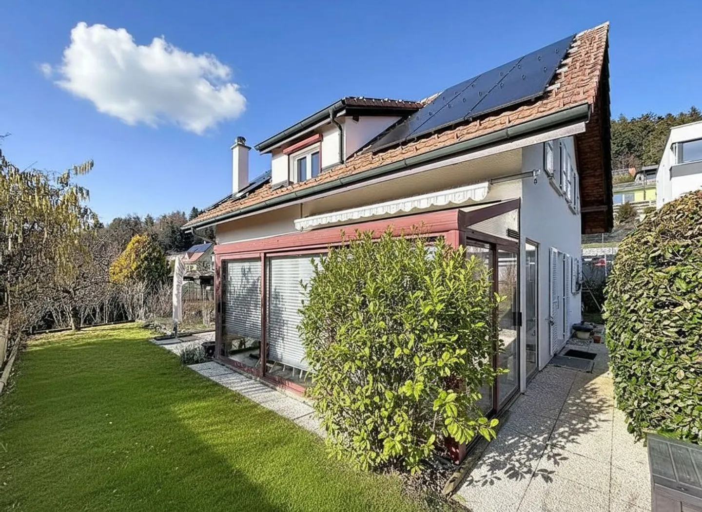 Belle maison familiale de 6,5 pièces avec véranda, jardin arboré et panneaux solaires - Ursy (FR) - Foto 2 von 13