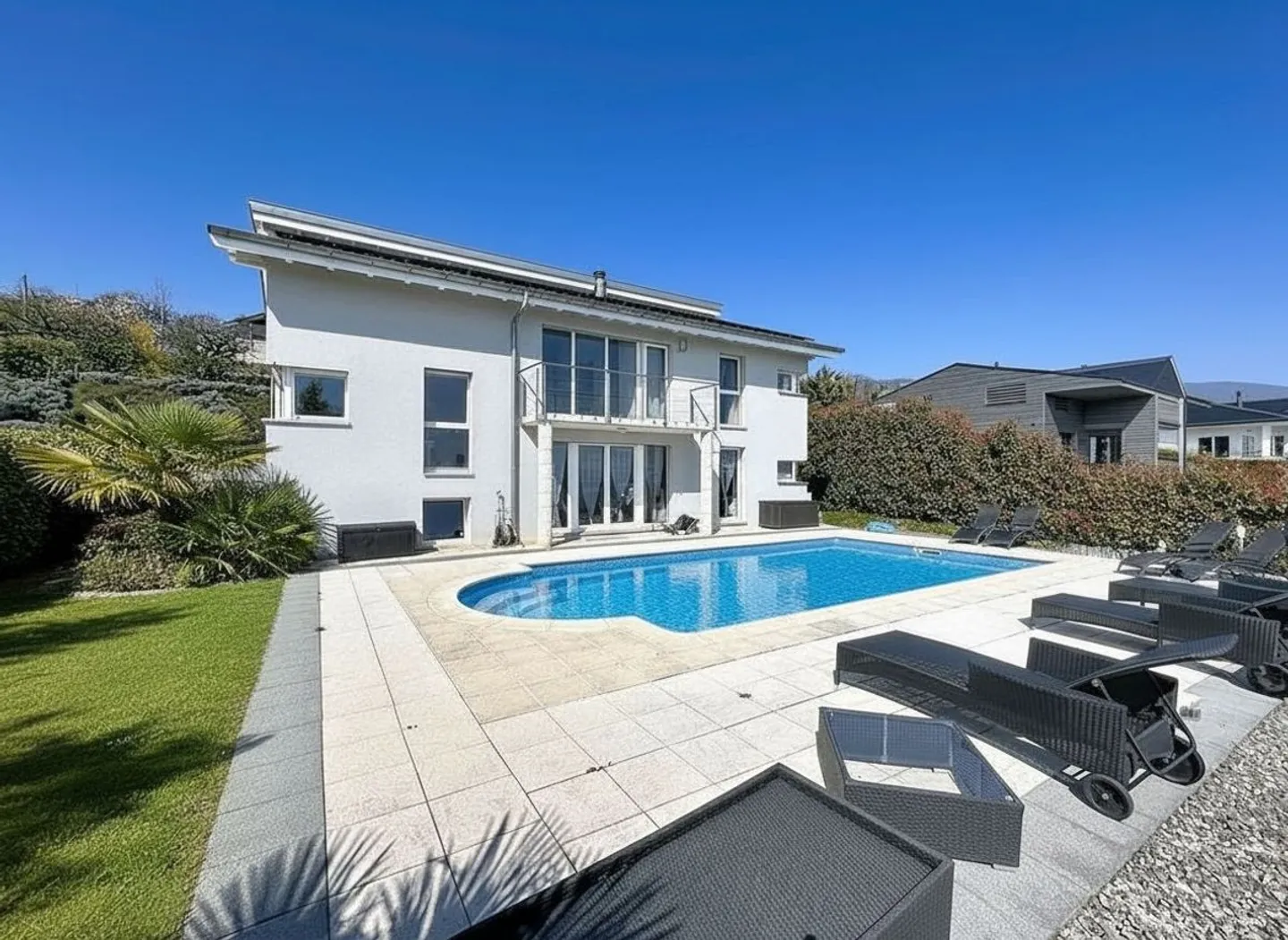 A unique property between sky, lake and mountains - Photo 3 of 13