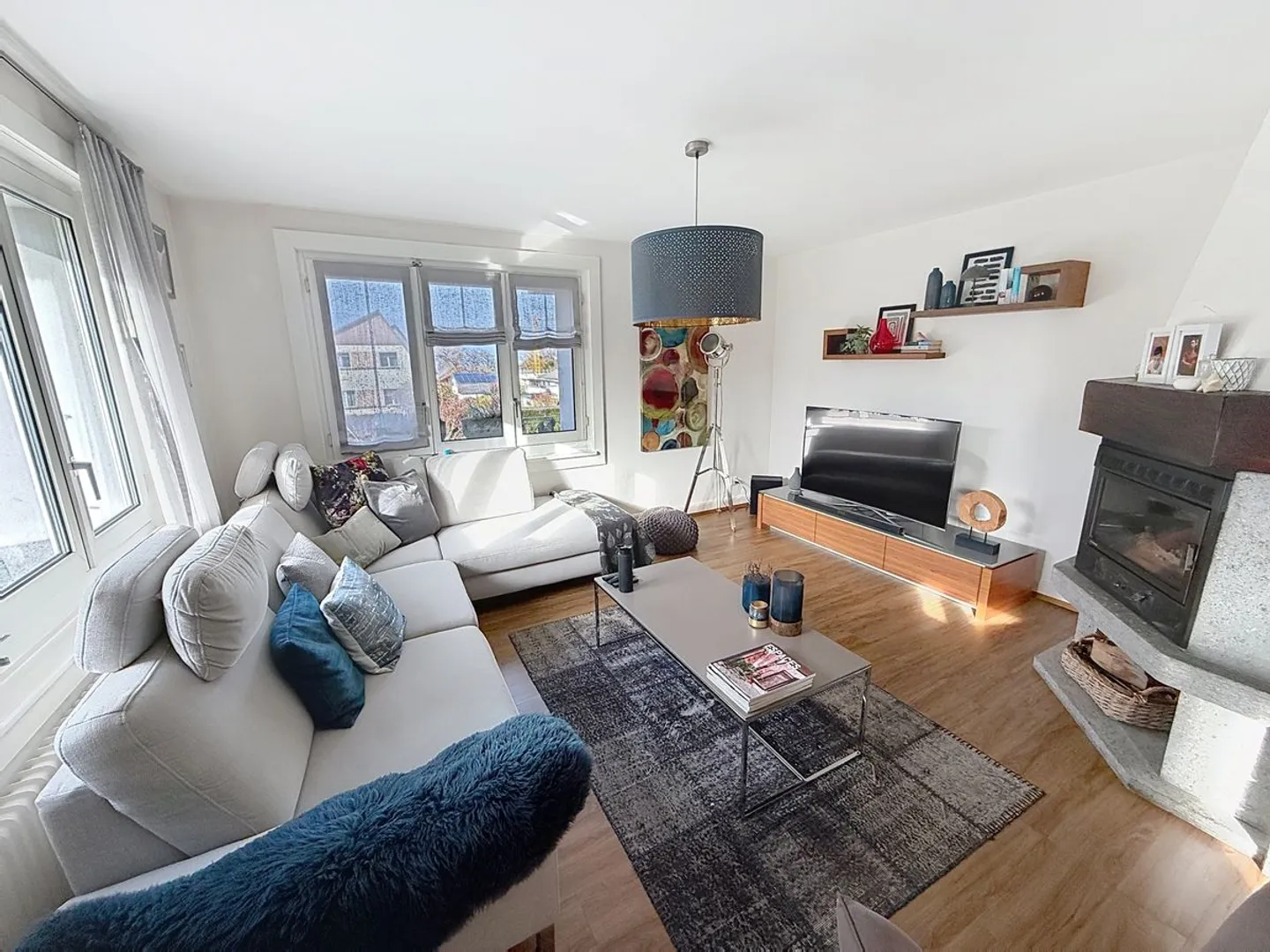 Beautifully renovated property with a large, tree-lined garden - Photo 4 of 13