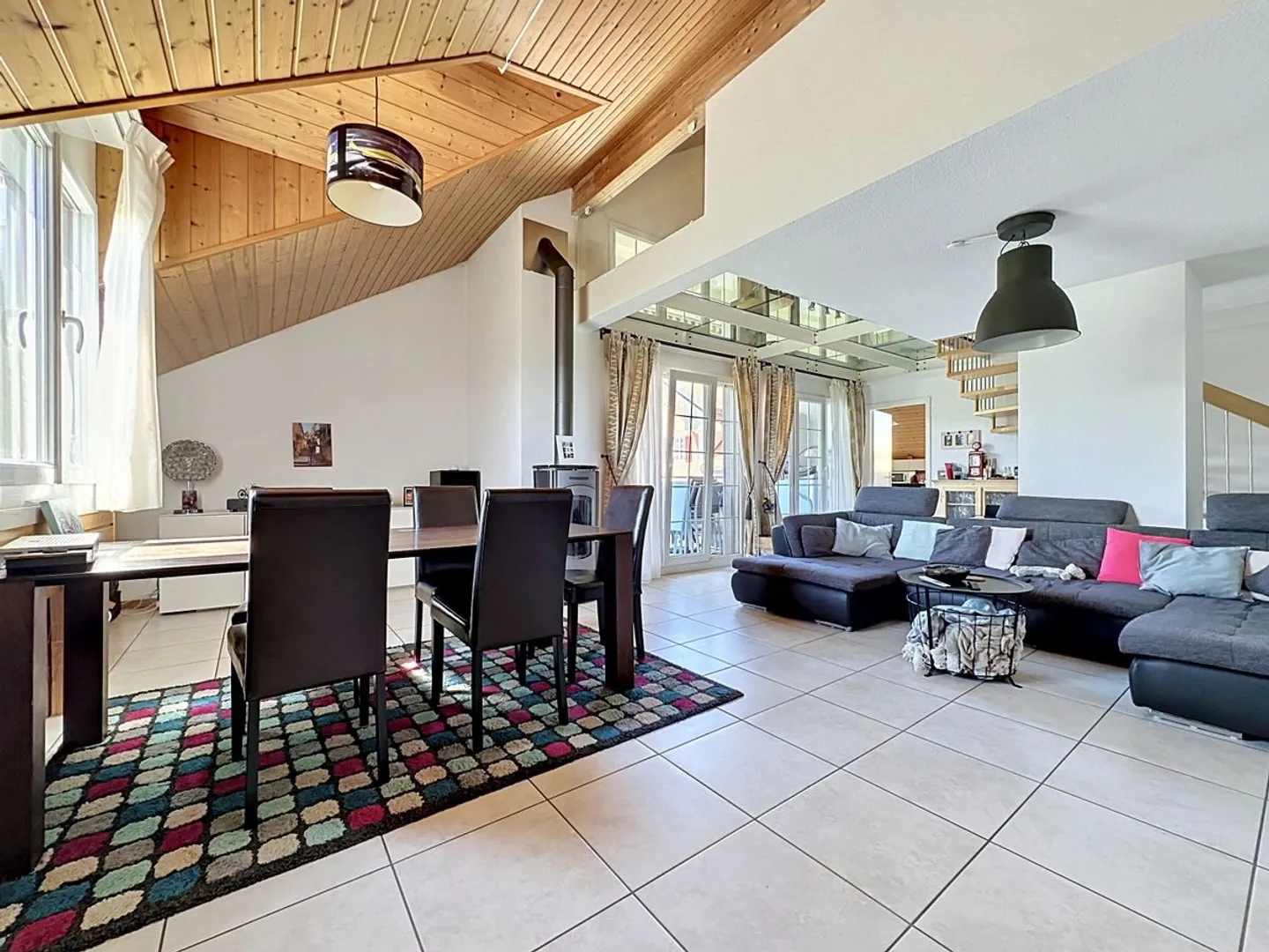 Heller Duplex mit großzügigen Volumen im Herzen von Servion - Foto 3 von 11