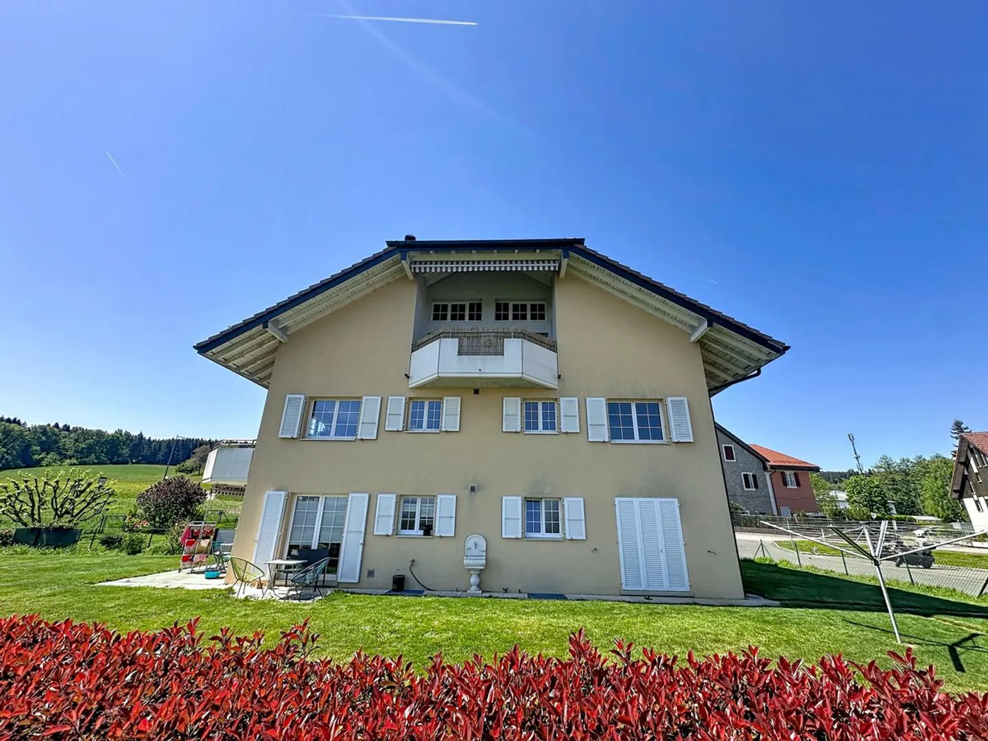 Bright duplex with generous volumes in the heart of Servion - Photo 3 of 13