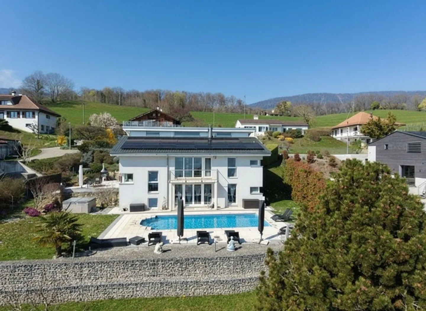 A unique property between sky, lake and mountains - Photo 2 of 13