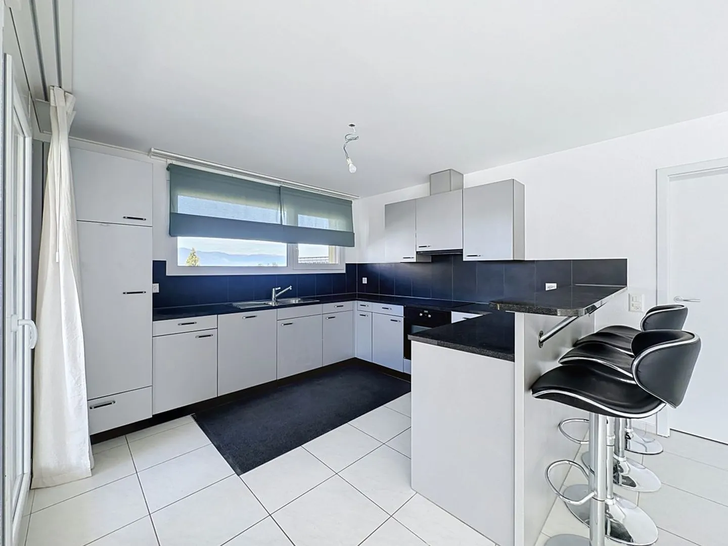 Appartamento ristrutturato con vista lago - Foto 6 di 12