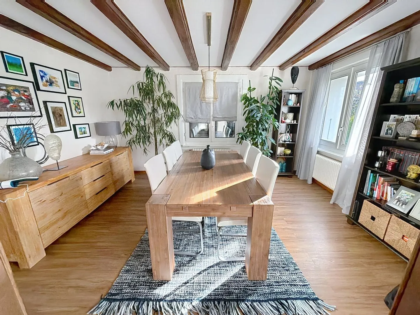 Beautifully renovated property with a large, tree-lined garden - Photo 5 of 13