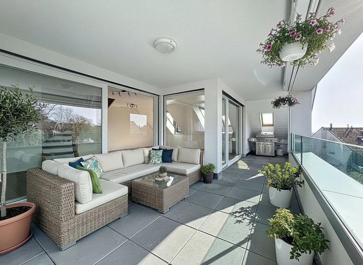 Duplex 4.5 rooms on the top floor with spectacular view of Lake Geneva, the Alps, and the vineyards - Photo 5 of 11