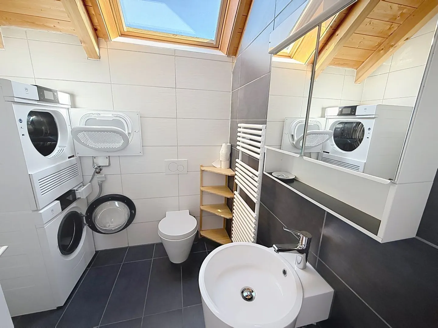 Wunderschöne 4,5-Zimmer-Wohnung mit separatem Eingang, privatem Garten und freiem Blick - Foto 7 von 11