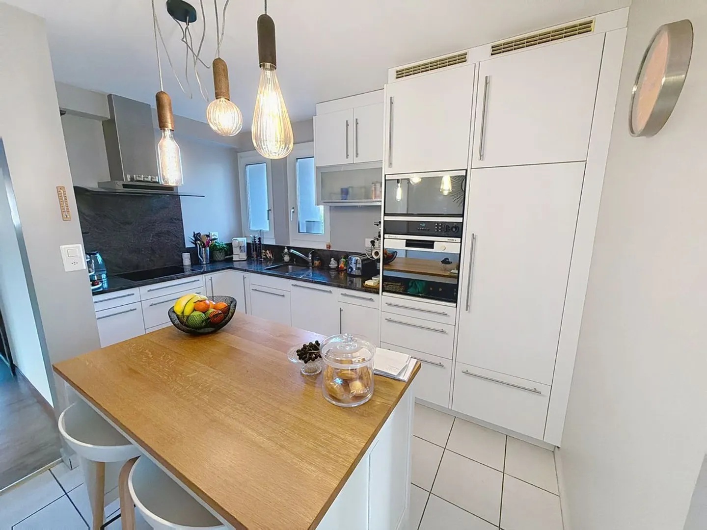 Beautifully renovated property with a large, tree-lined garden - Photo 6 of 13