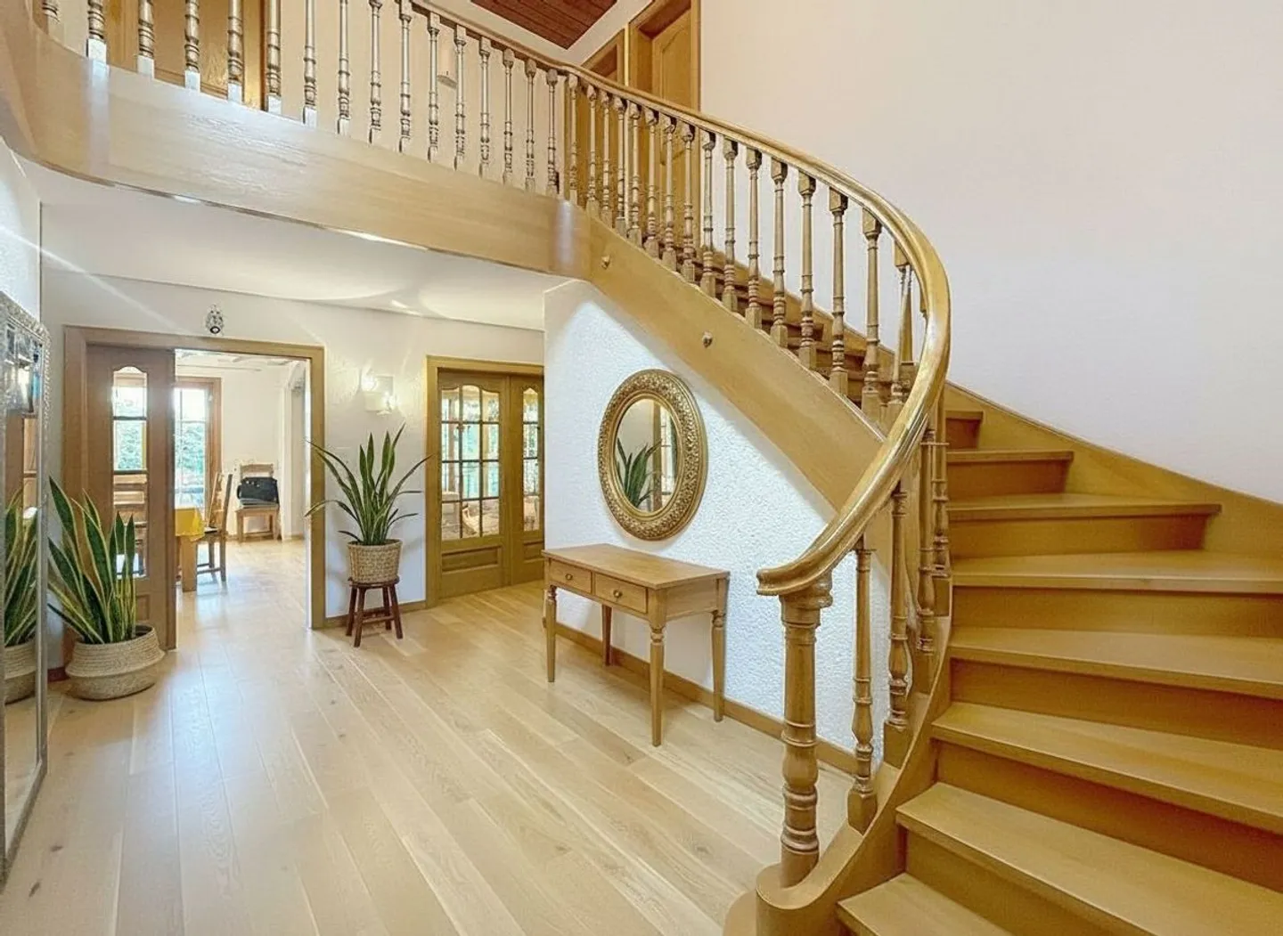 Maison de luxe avec revenu locatif - Photo 9 sur 13