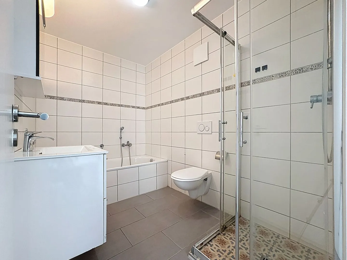 Garden-level apartment with large sunny garden, a rare art of living - Photo 7 of 8