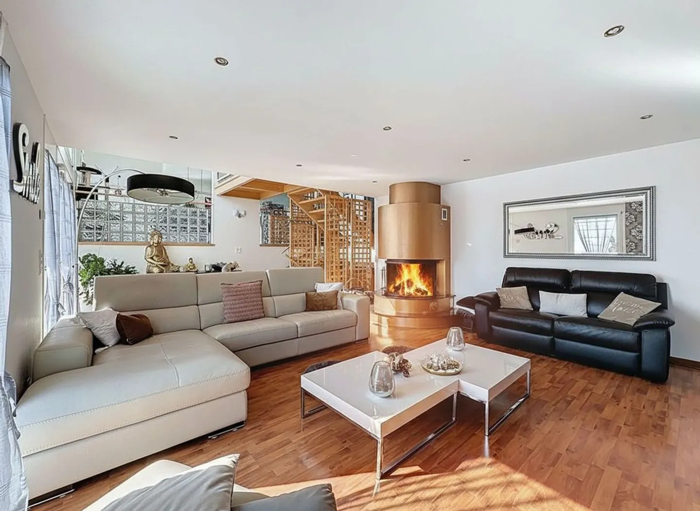 A unique property between sky, lake and mountains - Photo 4 of 13