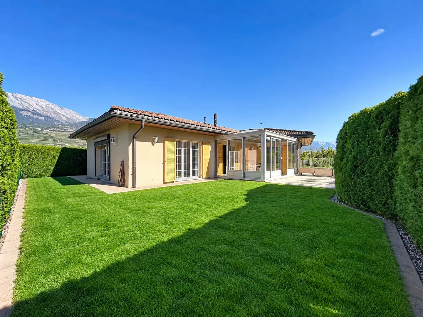 Stunning 5.5 room villa with independent studio and garden without vis-à-vis - Photo 1 of 13