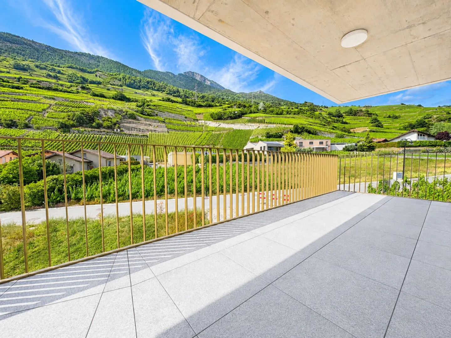 ATTIQUE D'EXCEPTION 3.5 PIÈCES AVEC VUE DÉGAGÉE, GRAND BALCON ET FINITIONS HAUT DE GAMME - Foto 1 von 8