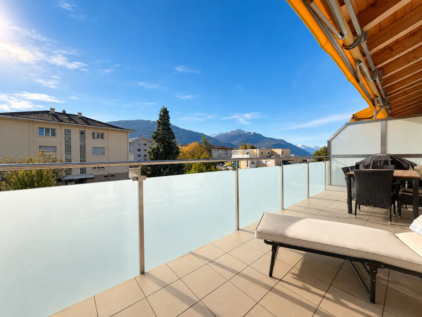 MAGNIFICENT 2.5-ROOM PENTHOUSE WITH MEZZANINE AND LARGE BALCONY IN CHAMPLAN - Photo 2 of 9