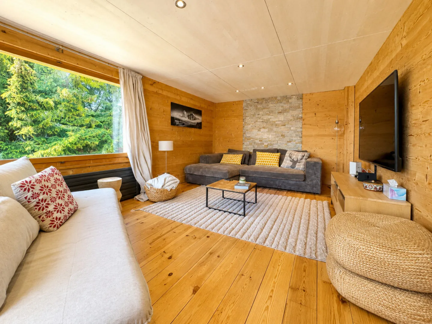 MAGNIFICENT RENOVATED CHALET – SECONDARY RESIDENCE &amp; SALES TO FOREIGNERS AUTHORIZED - Photo 6 of 12