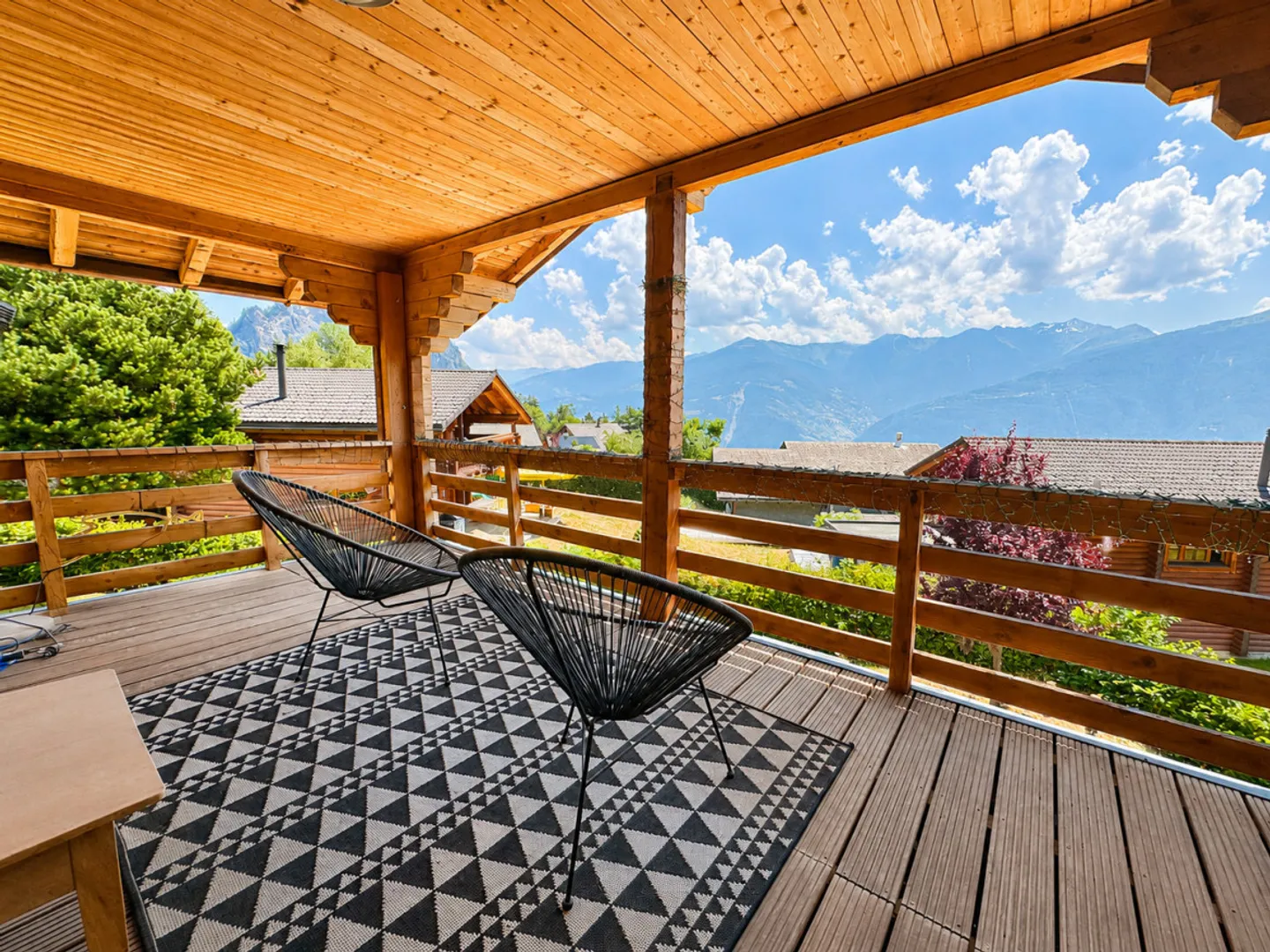 MAGNIFICENT RENOVATED CHALET – SECONDARY RESIDENCE &amp; SALES TO FOREIGNERS AUTHORIZED - Photo 3 of 12