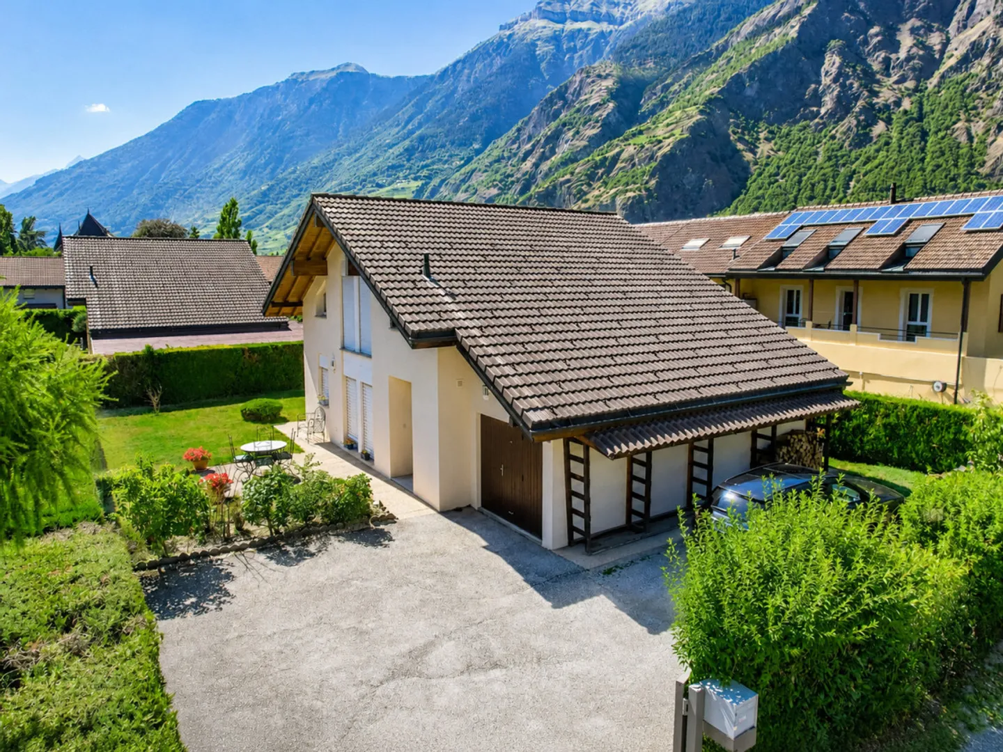 VILLA INDIVIDUALE DI 5.5 LOCALI CON GIARDINO E VERANDA A SAXON - Foto 1 di 12