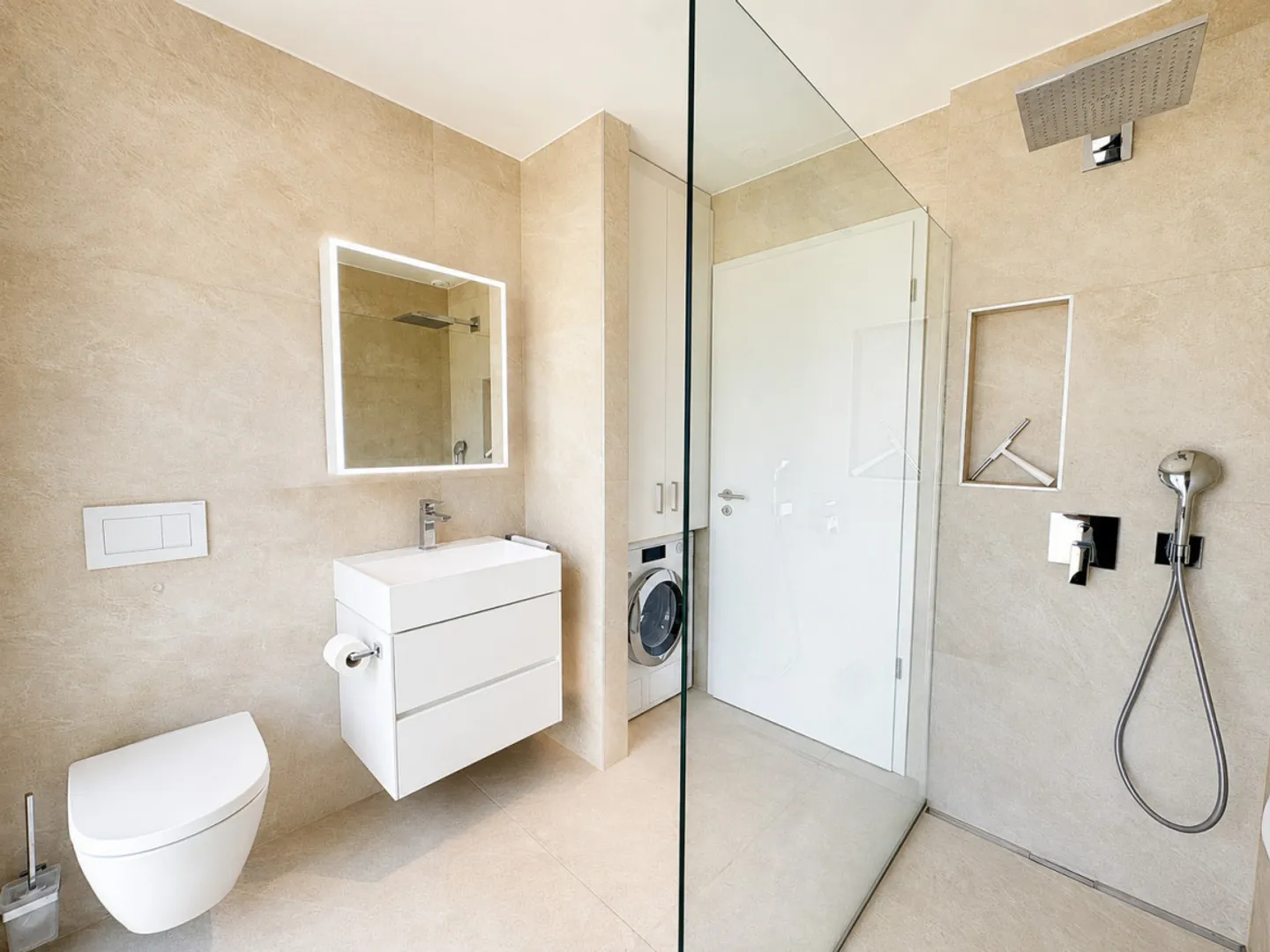 ATTIQUE D'EXCEPTION 3.5 PIÈCES AVEC VUE DÉGAGÉE, GRAND BALCON ET FINITIONS HAUT DE GAMME - Foto 7 von 8
