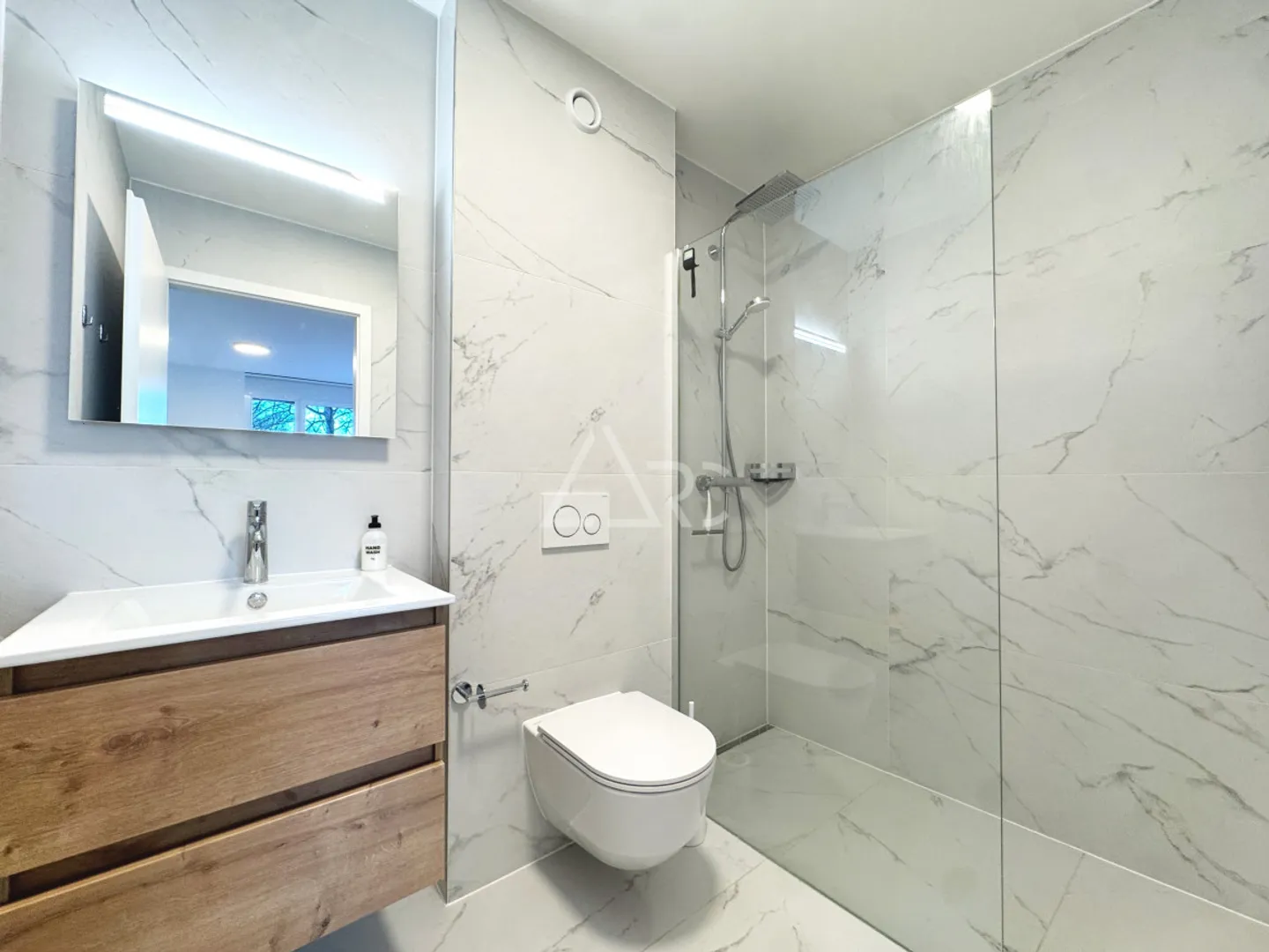 SPACIOUS 3.5P. OFFERING A BREATHTAKING VIEW! - Photo 8 of 10