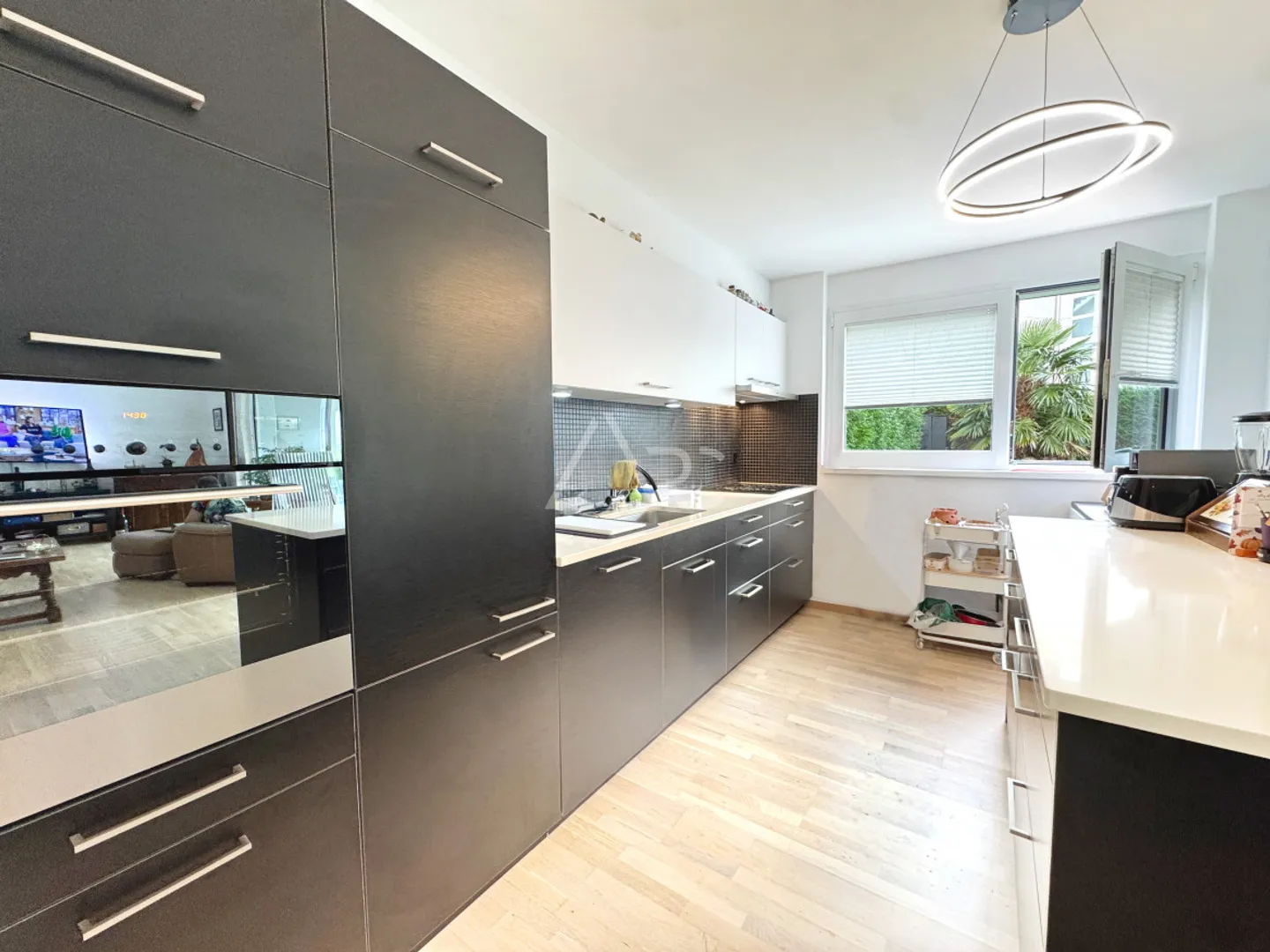 SUPERBE APPARTEMENT EN REZ-DE-JARDIN AU CŒUR DE MARTIGNY - Photo 5 sur 8