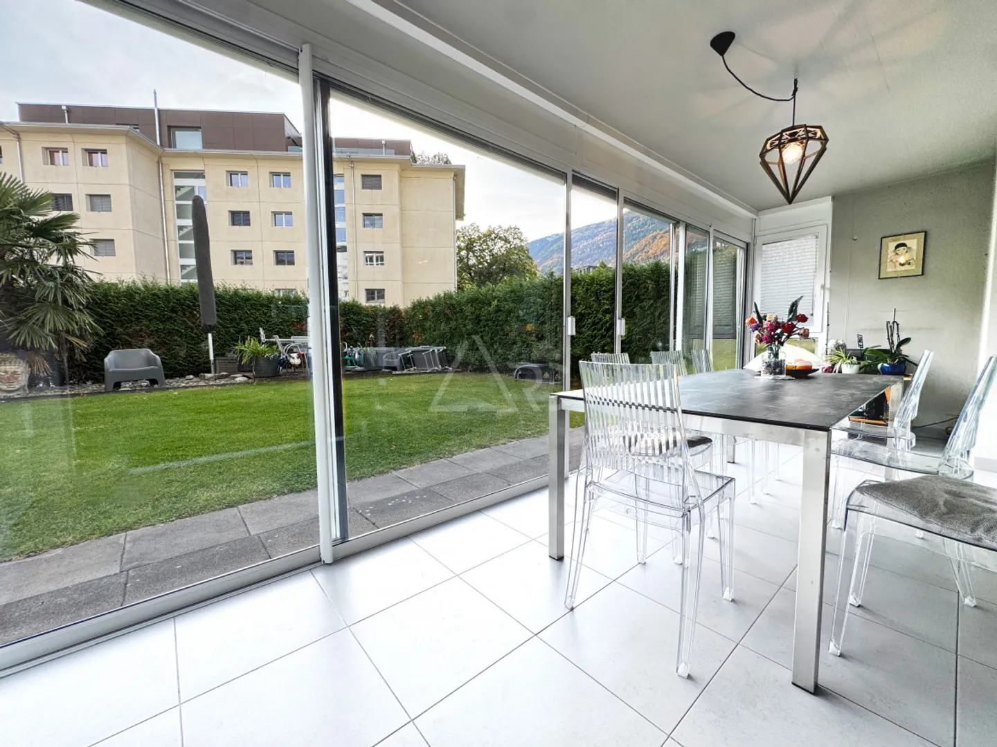 SUPERBE APPARTEMENT EN REZ-DE-JARDIN AU CŒUR DE MARTIGNY - Photo 4 sur 8