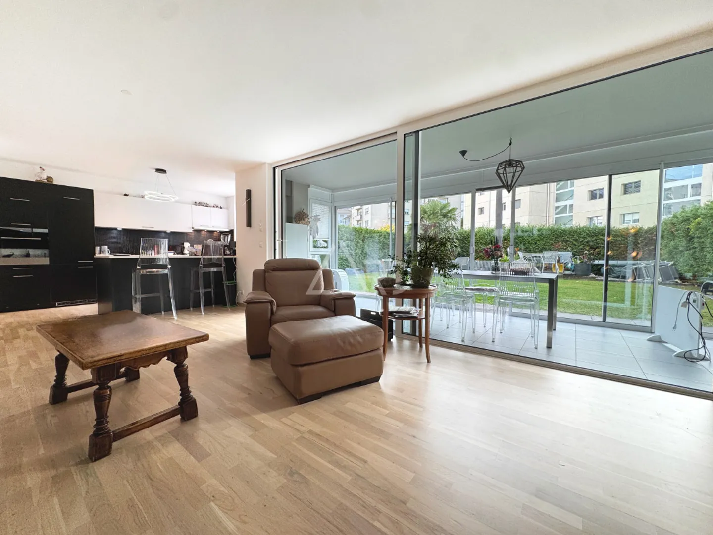 SUPERBE APPARTEMENT EN REZ-DE-JARDIN AU CŒUR DE MARTIGNY - Photo 3 sur 8