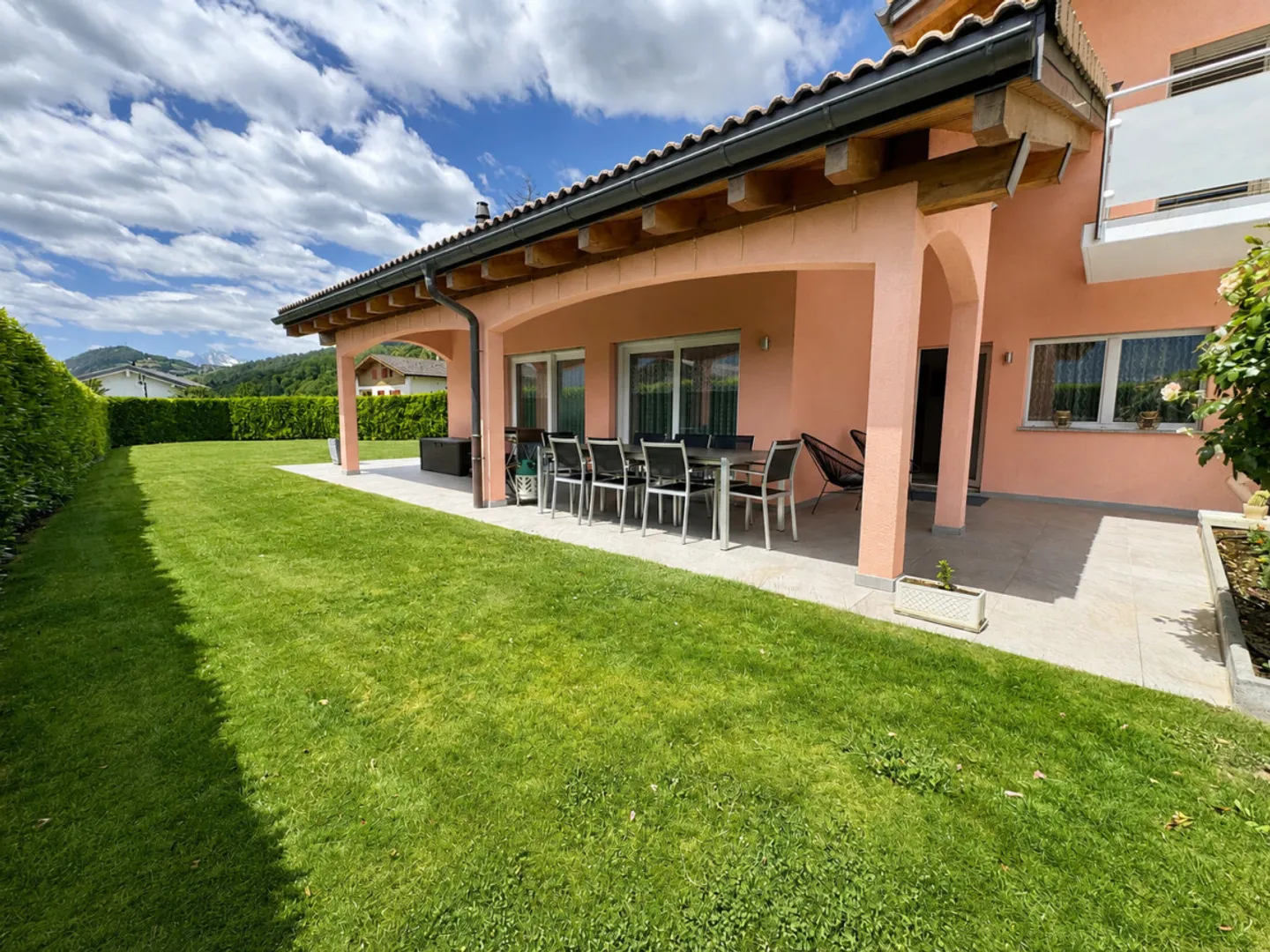 VILLA 6.5 LOCALI CON AMPIO GIARDINO E VISTA APERTA - Foto 2 di 11