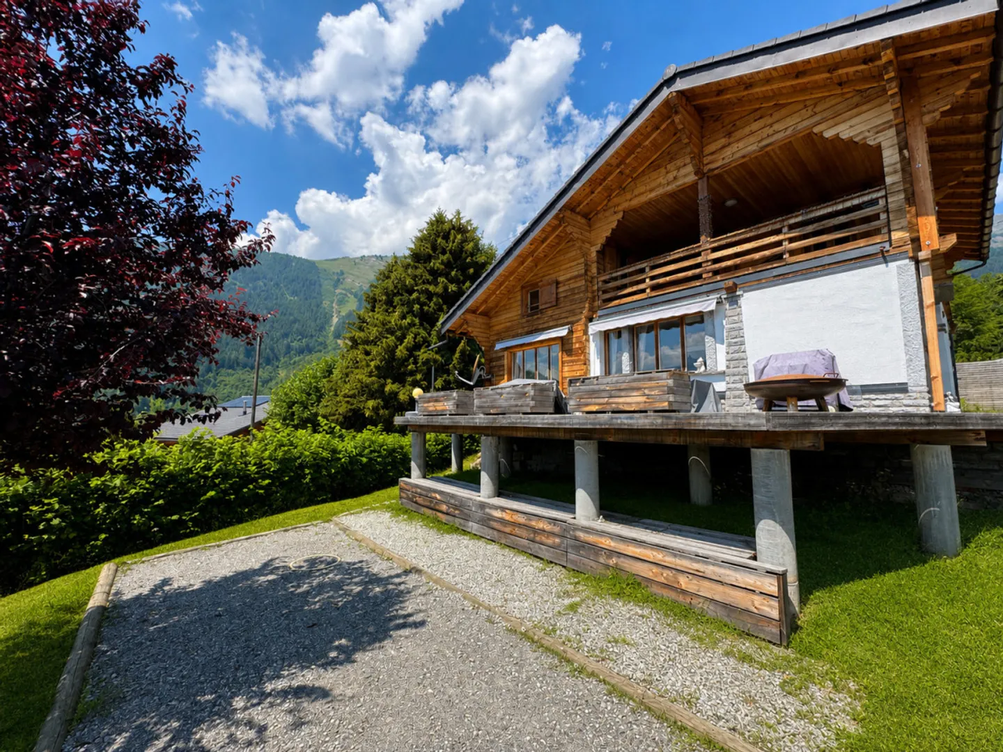 MAGNIFICENT RENOVATED CHALET – SECONDARY RESIDENCE &amp; SALES TO FOREIGNERS AUTHORIZED - Photo 2 of 12
