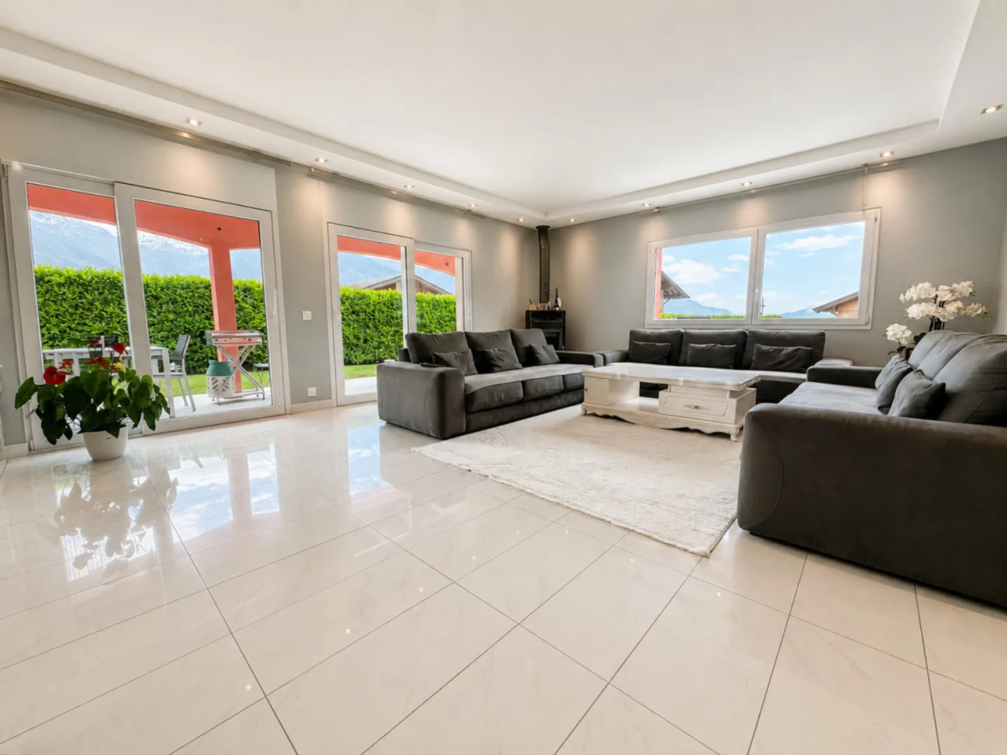VILLA 6.5 LOCALI CON AMPIO GIARDINO E VISTA APERTA - Foto 3 di 11
