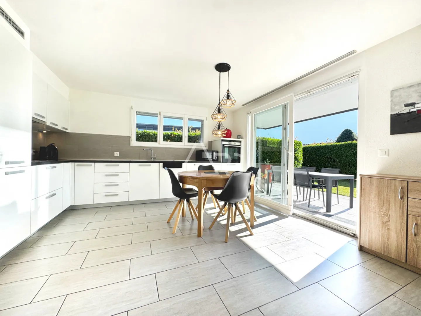 SUPERB 3.5 ROOMS GROUND FLOOR APARTMENT WITH TERRACE AND PRIVATE GARDEN IN MARTIGNY - Photo 1 of 10