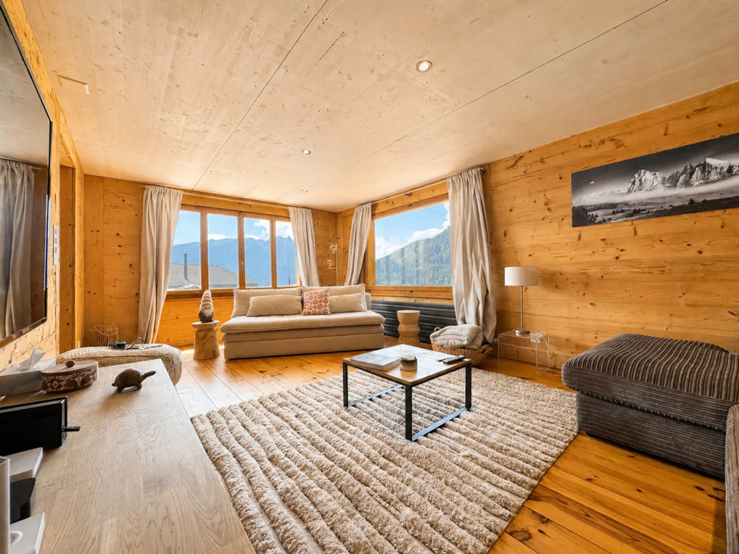 MAGNIFICENT RENOVATED CHALET – SECONDARY RESIDENCE &amp; SALES TO FOREIGNERS AUTHORIZED - Photo 5 of 12