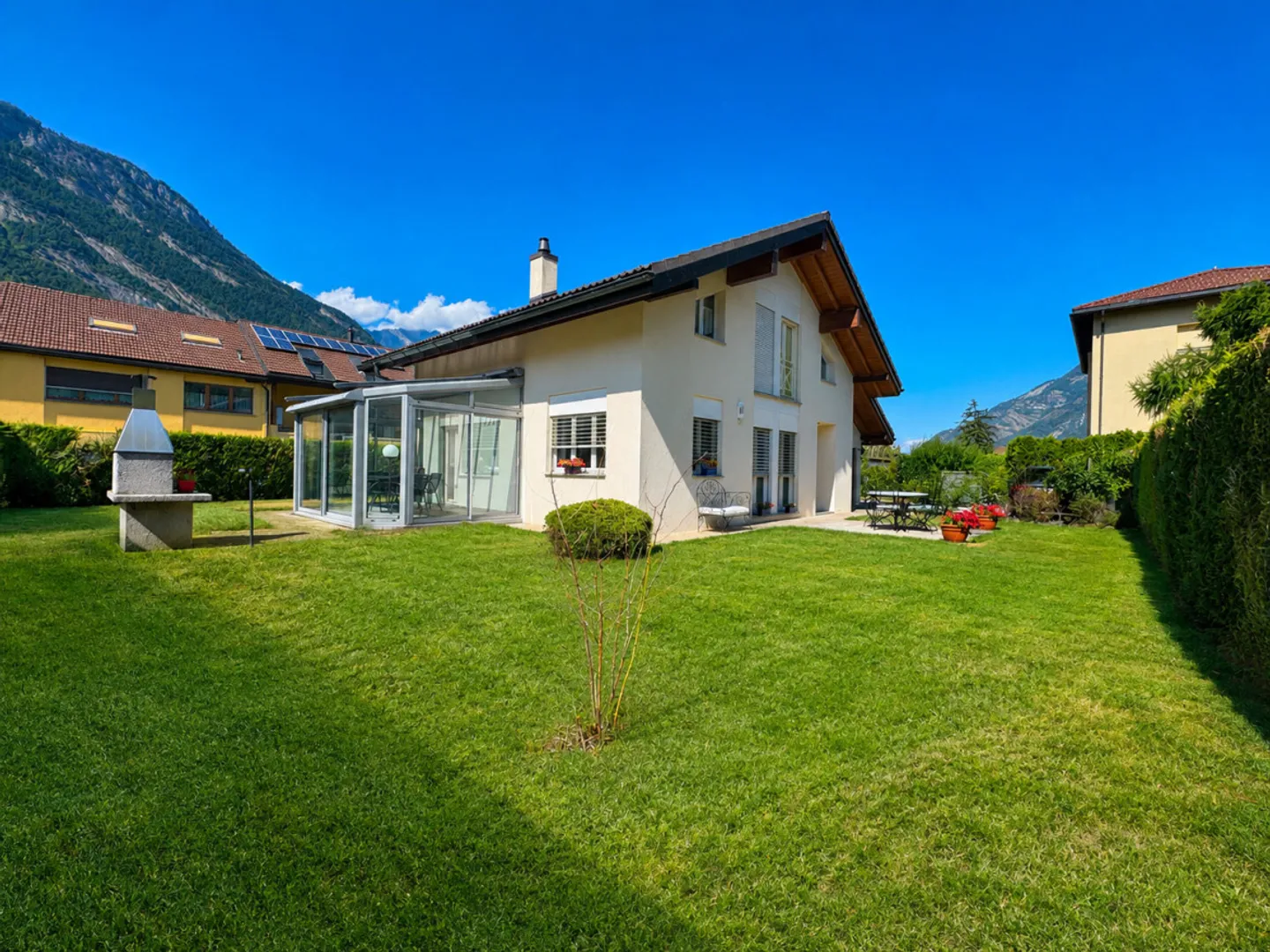 VILLA INDIVIDUALE DI 5.5 LOCALI CON GIARDINO E VERANDA A SAXON - Foto 2 di 12
