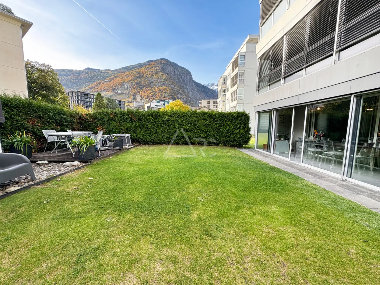 SUPERBE APPARTEMENT EN REZ-DE-JARDIN AU CŒUR DE MARTIGNY - Photo 6 sur 8