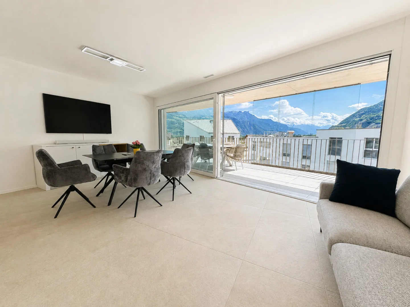 ATTIQUE D'EXCEPTION 3.5 PIÈCES AVEC VUE DÉGAGÉE, GRAND BALCON ET FINITIONS HAUT DE GAMME - Foto 2 von 8