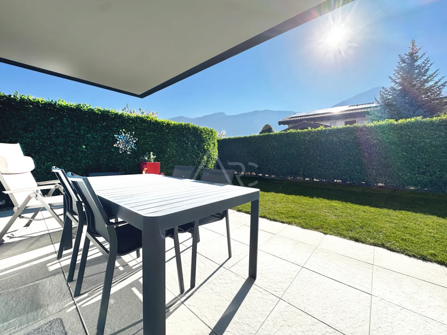 SUPERB 3.5 ROOMS GROUND FLOOR APARTMENT WITH TERRACE AND PRIVATE GARDEN IN MARTIGNY - Photo 3 of 10