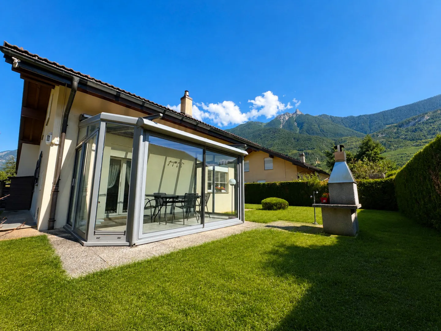 VILLA INDIVIDUALE DI 5.5 LOCALI CON GIARDINO E VERANDA A SAXON - Foto 4 di 12
