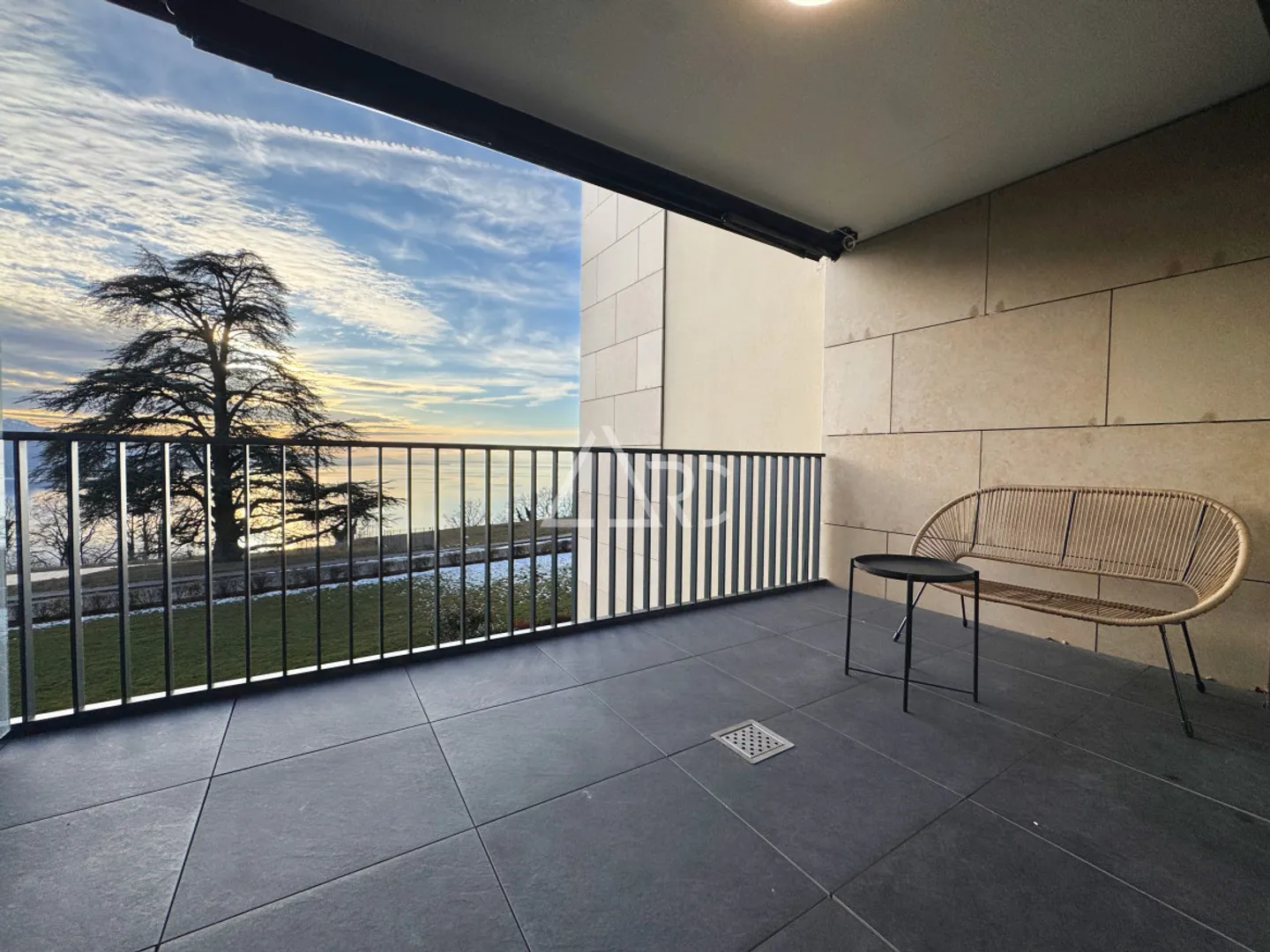 SPACIOUS 3.5P. OFFERING A BREATHTAKING VIEW! - Photo 6 of 10