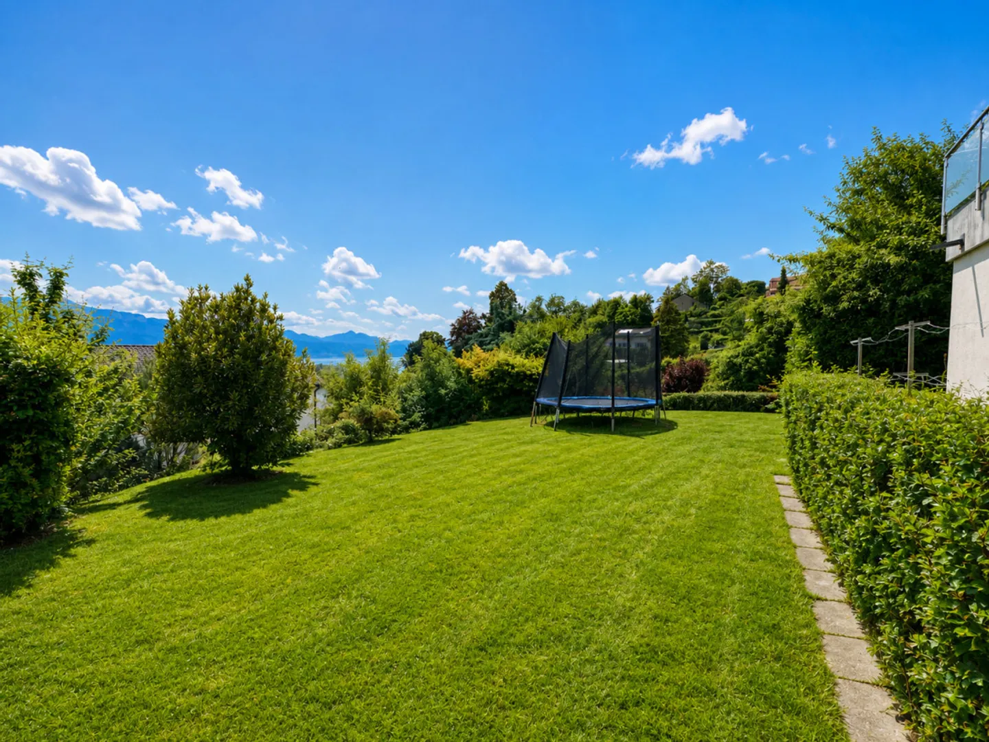 Lutry – Individual Villa with Breathtaking View - Photo 3 of 13