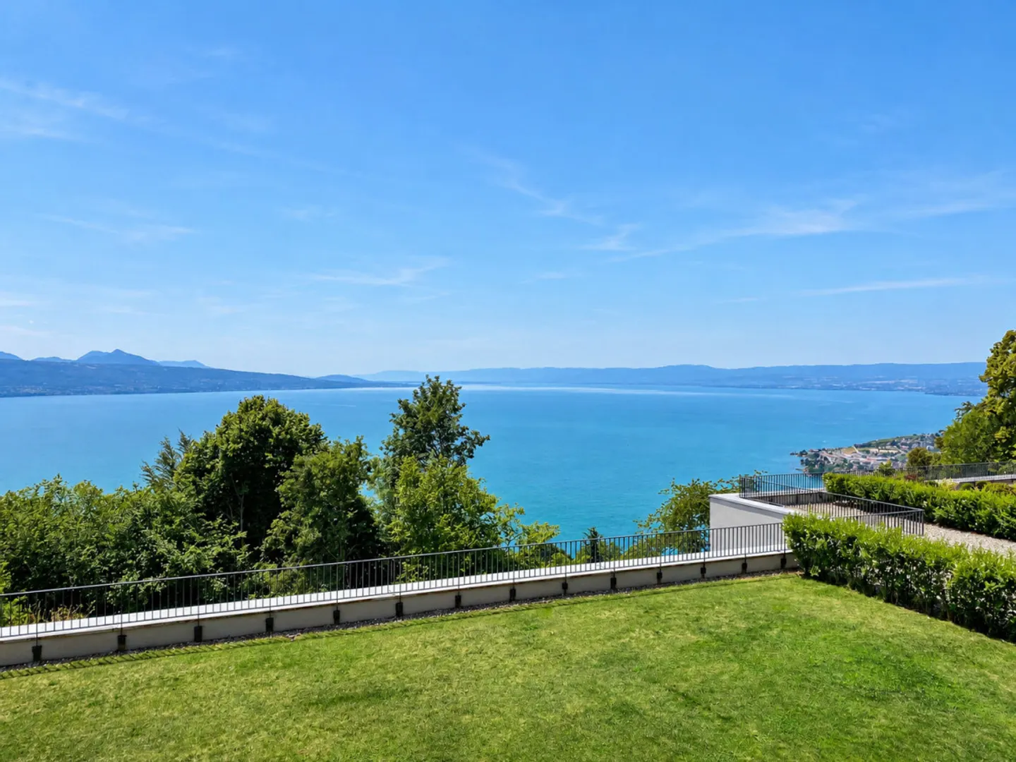 WOHNUNG MIT PANORAMABLICK AUF DEN GENFERSEE - MÖBLIERT VERKAUFT - Foto 3 von 6
