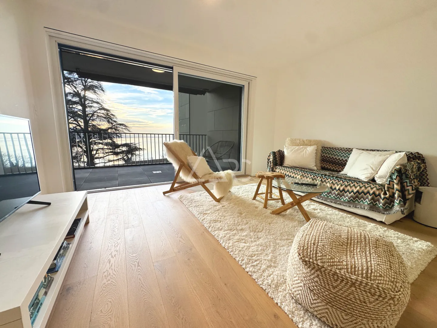 SPACIOUS 3.5P. OFFERING A BREATHTAKING VIEW! - Photo 2 of 10