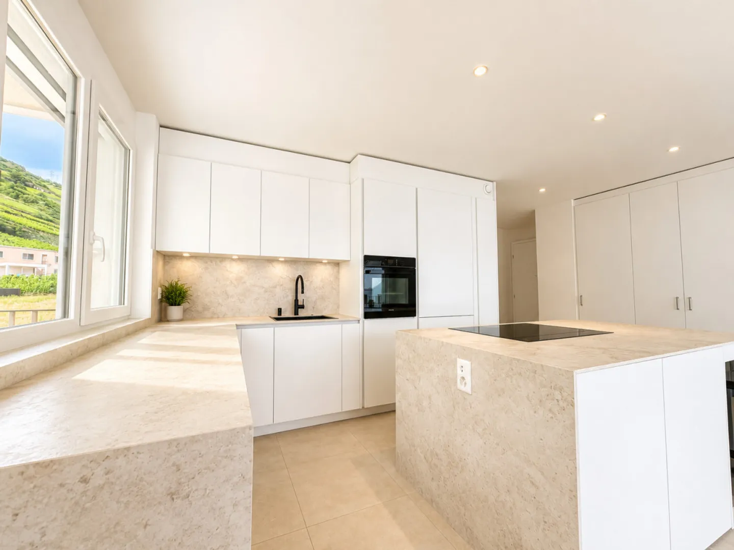 ATTIQUE D'EXCEPTION 3.5 PIÈCES AVEC VUE DÉGAGÉE, GRAND BALCON ET FINITIONS HAUT DE GAMME - Foto 4 von 8