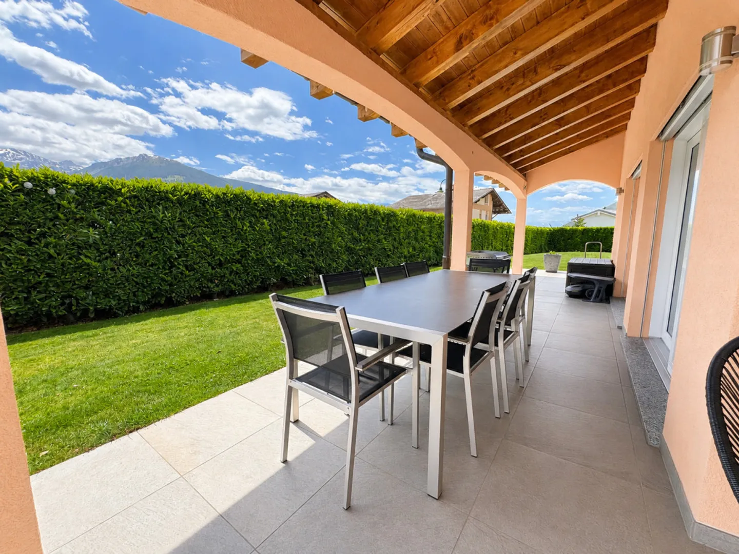 VILLA 6.5 LOCALI CON AMPIO GIARDINO E VISTA APERTA - Foto 9 di 11