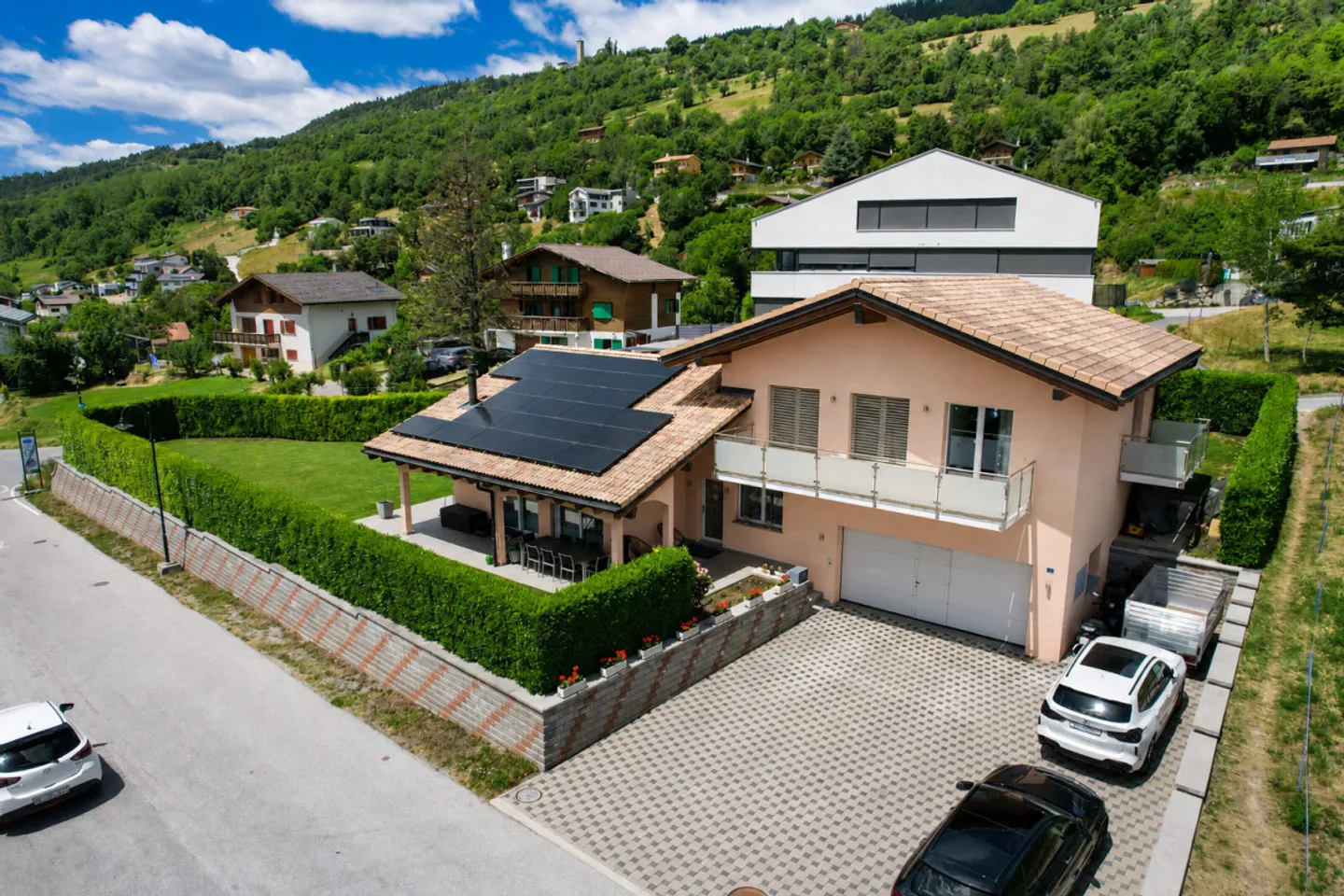 VILLA 6.5 LOCALI CON AMPIO GIARDINO E VISTA APERTA - Foto 1 di 11