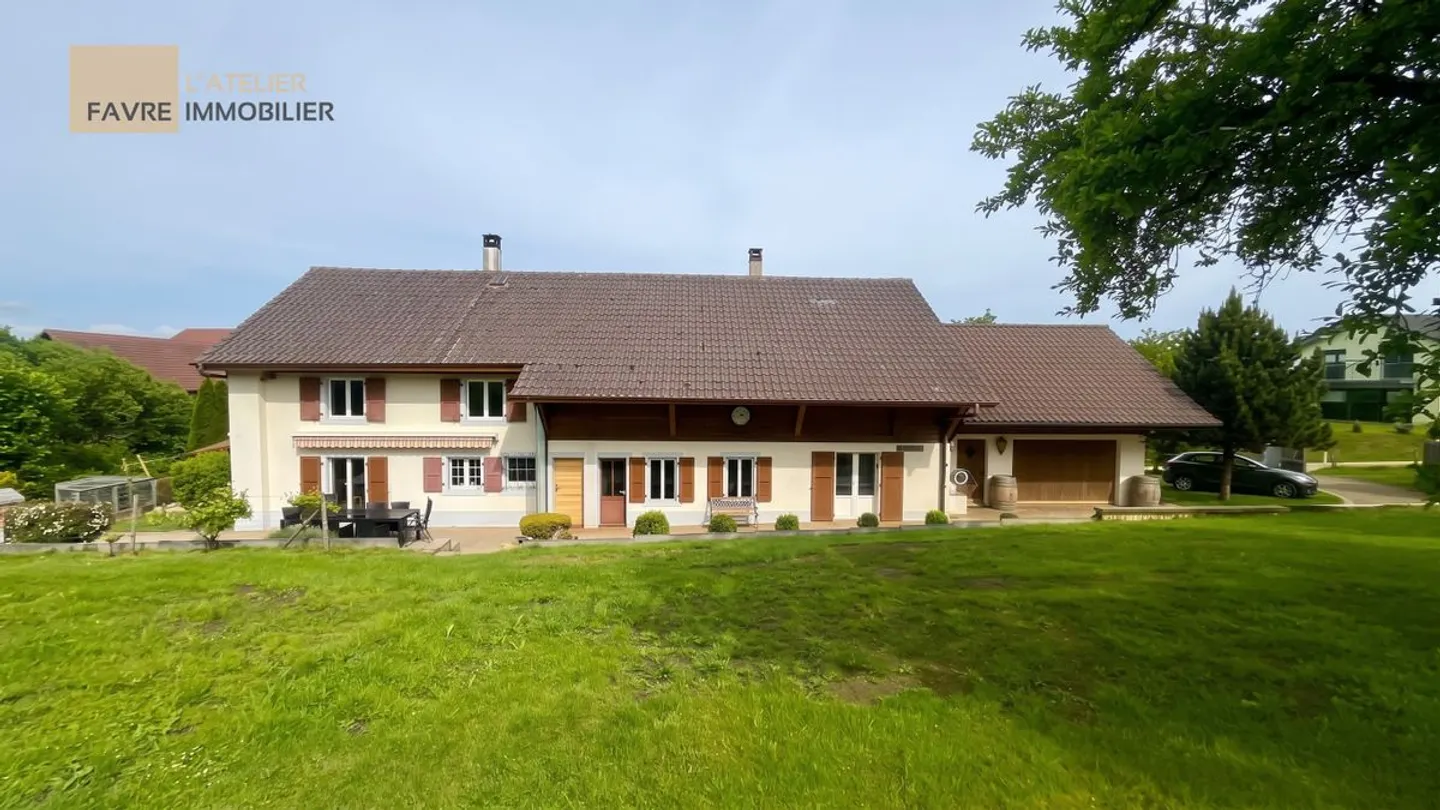 Autentica casa di villaggio con 5,5 stanze in un contesto verde di 1884 m2 - Foto 1 di 13