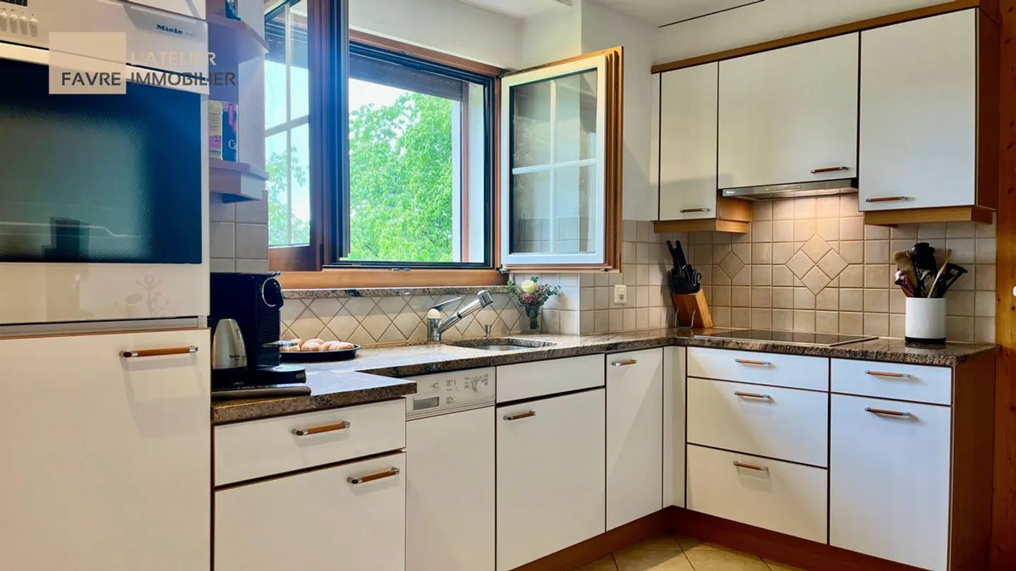 Autentica casa di villaggio con 5,5 stanze in un contesto verde di 1884 m2 - Foto 8 di 13