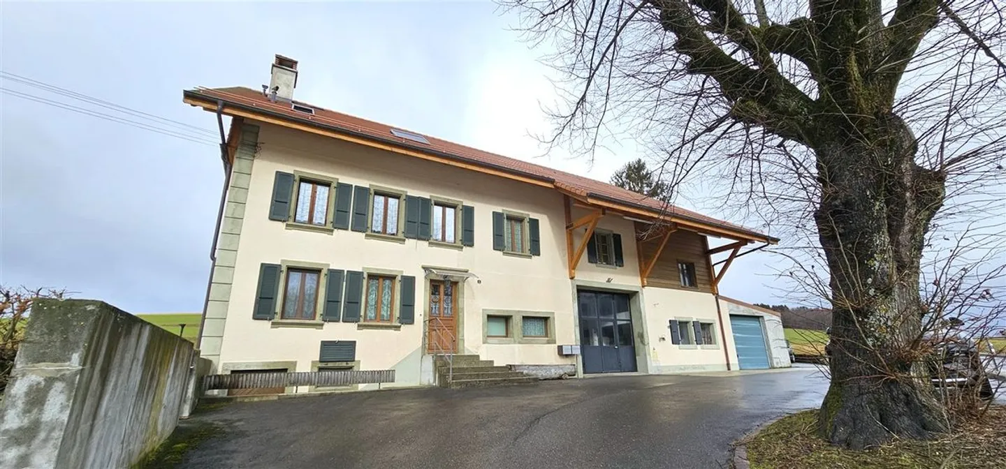 Vecchia fattoria con 2 appartamenti e un grande deposito - Foto 1 di 10