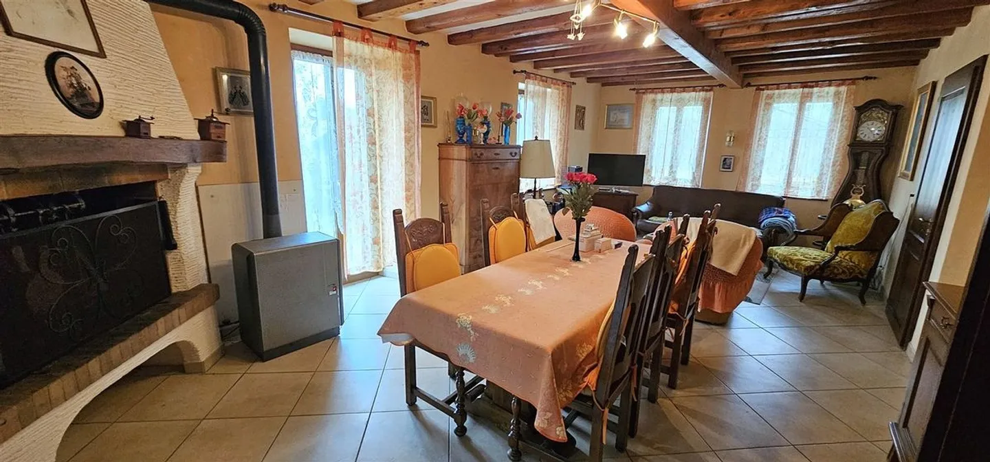 Vecchia fattoria con 2 appartamenti e un grande deposito - Foto 2 di 10