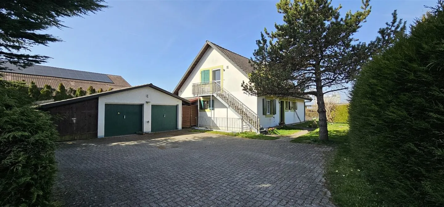 Beautiful detached house with 2 apartments and large garden - Photo 11 of 13